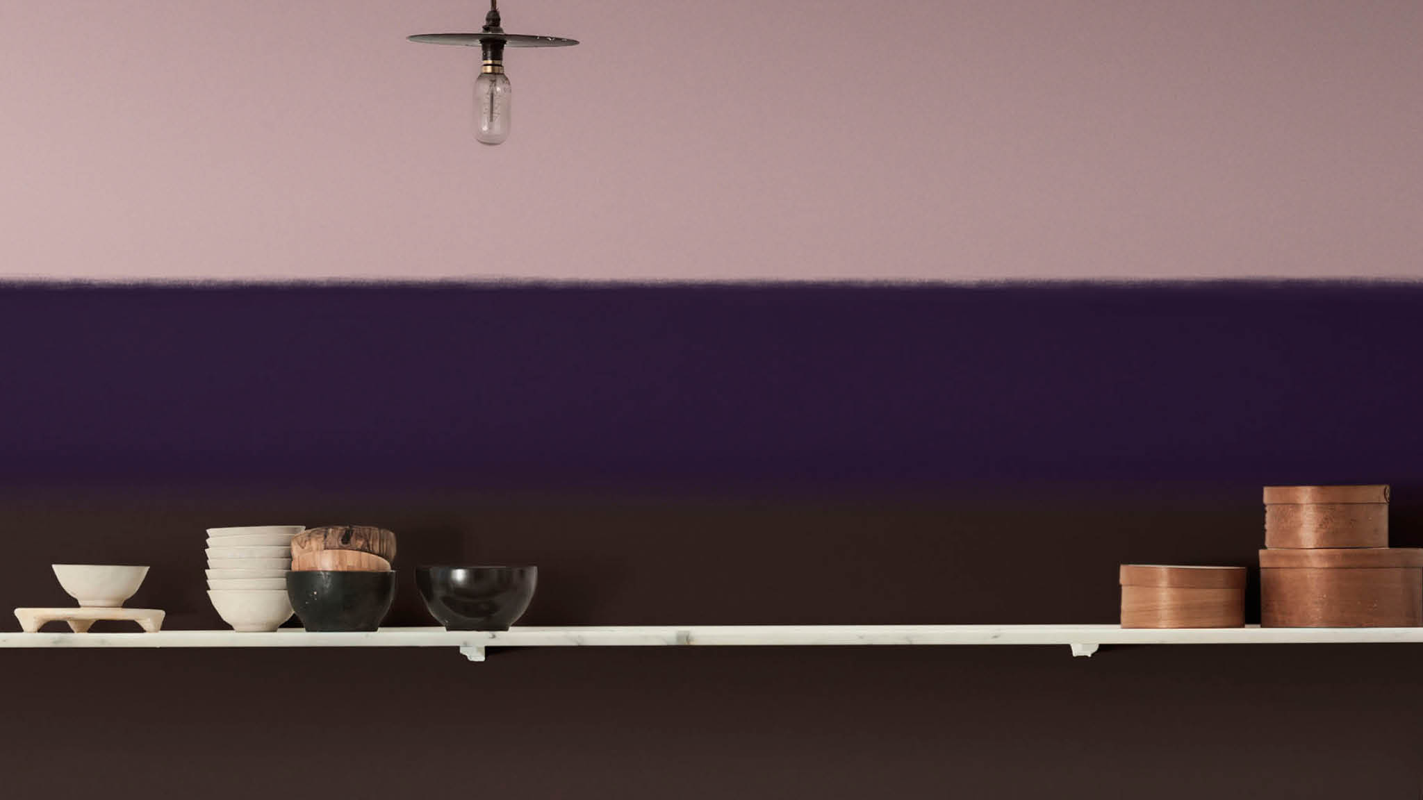 Une ligne floue de couleur violet foncé dans la cuisine Créez une ligne de peinture floue, simple, subtile et à l'effet saisissant
