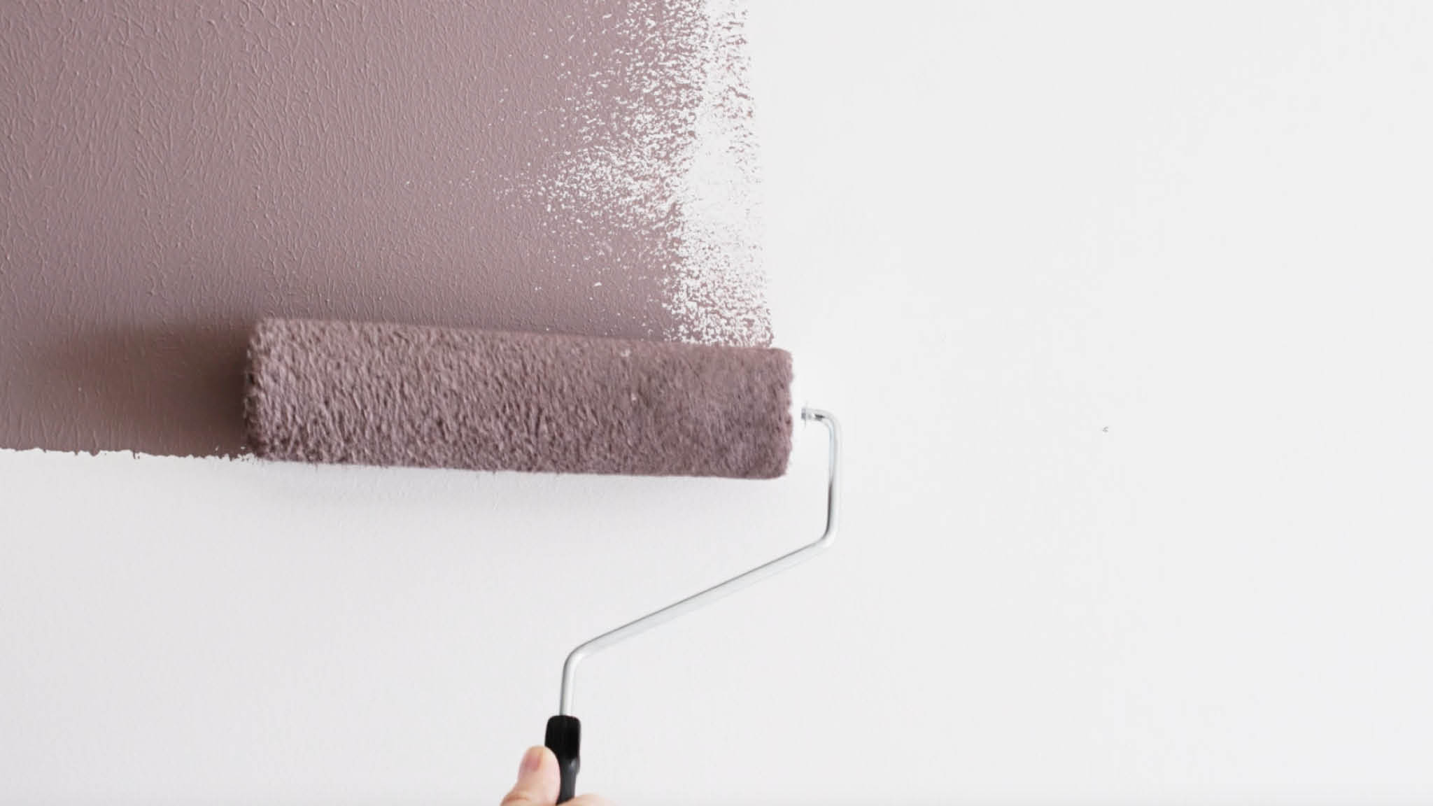 074 Eerst de lichte kleur verven Breng eerst de lichtere kleur aan op de muur