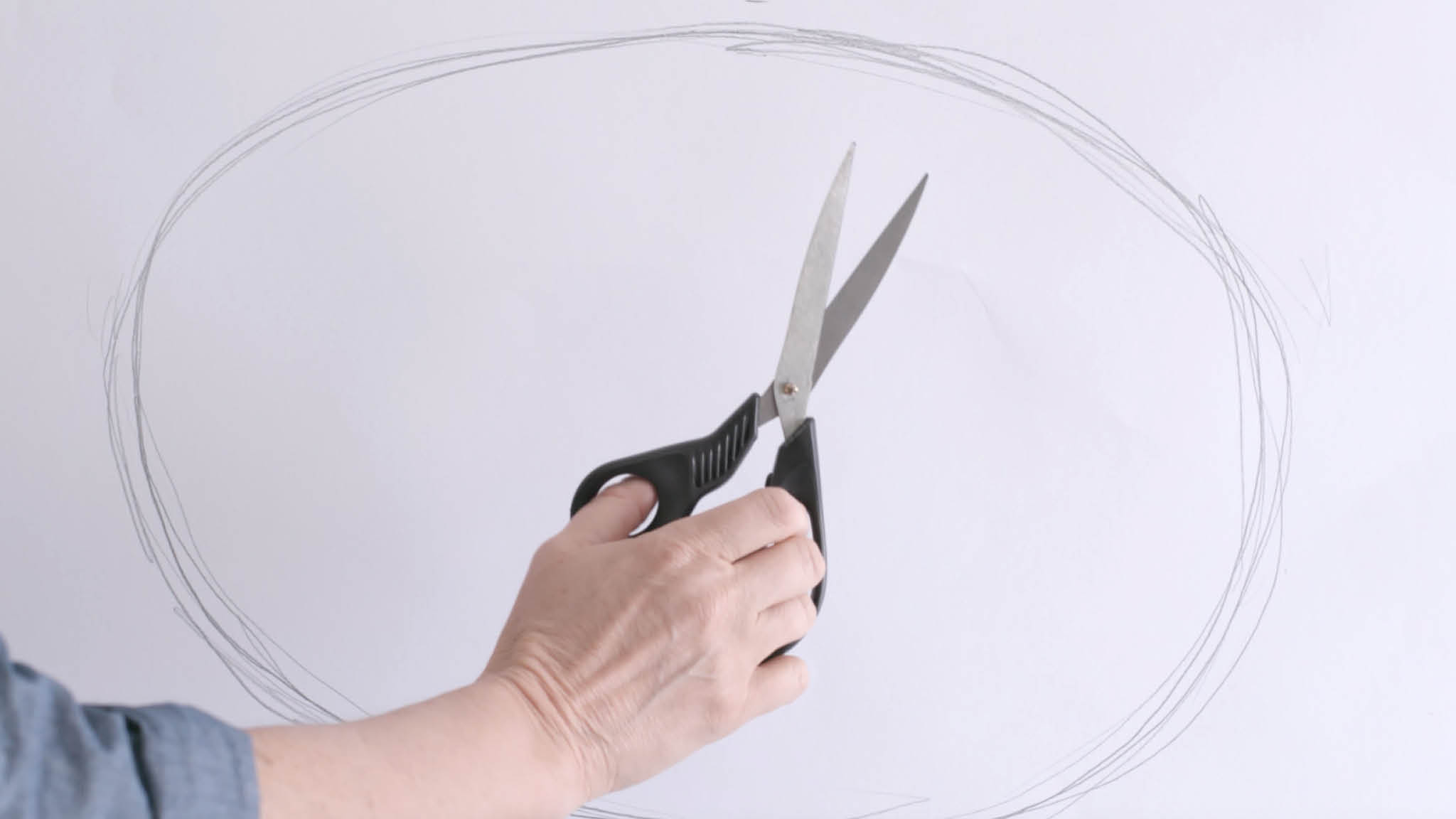 Het ovaal uitknippen Teken de ovalen vorm op papier en knip de vorm uit.