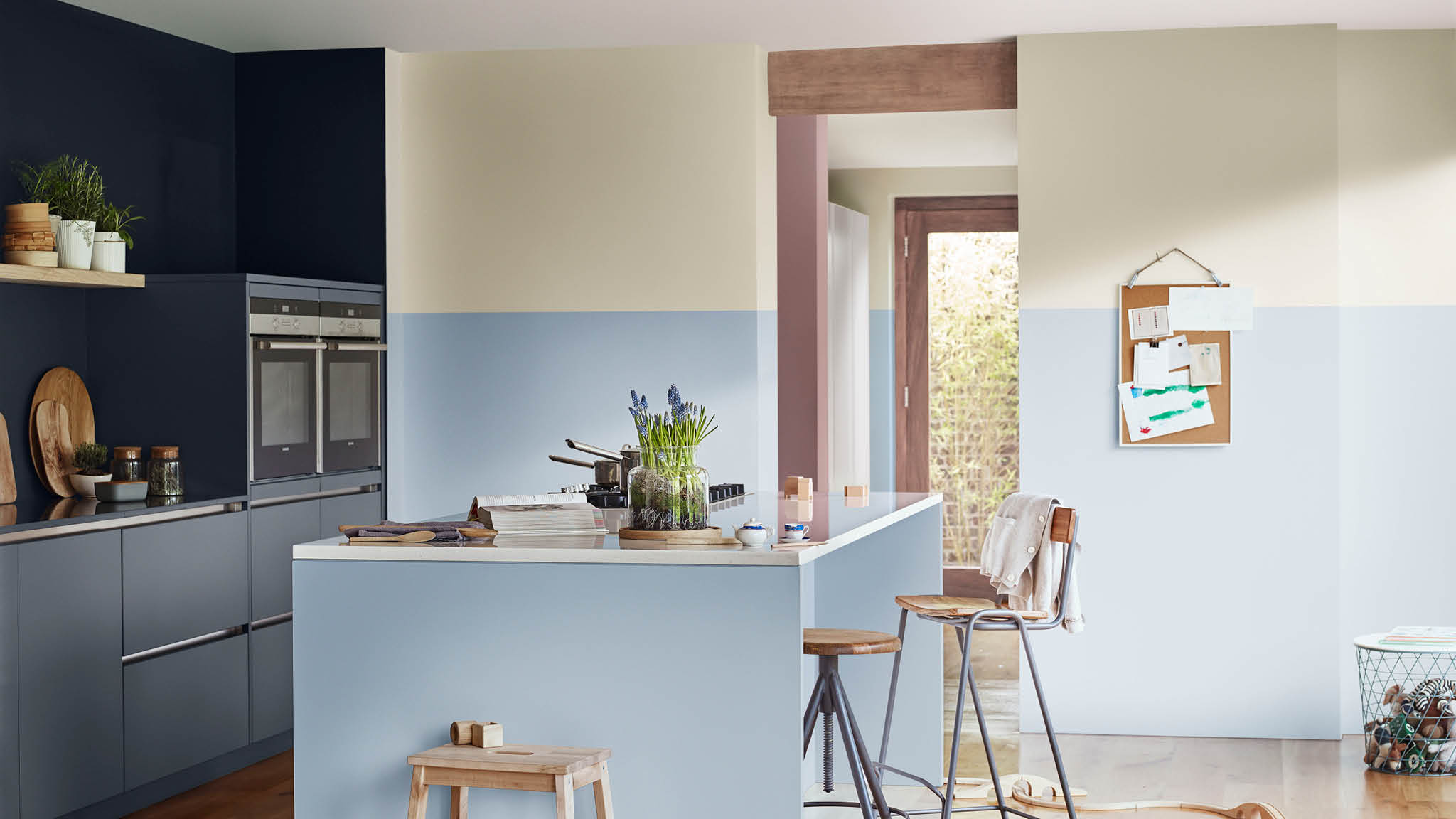 Natuurlijke blauwtinten en neutrale kleuren voor de keuken Koele blauwtinten en neutrale kleuren zorgen voor rust