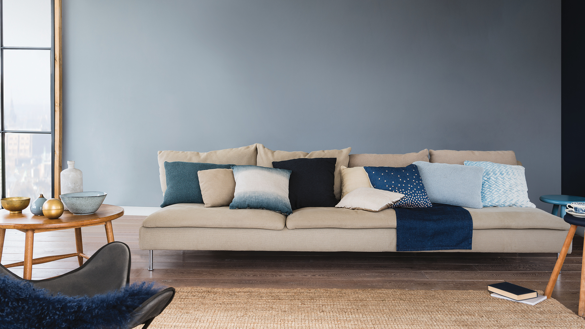 Blauwe lounge Ontdek hoe Denim Drift, de Kleur van het jaar 2017, jouw huis kan transformeren.