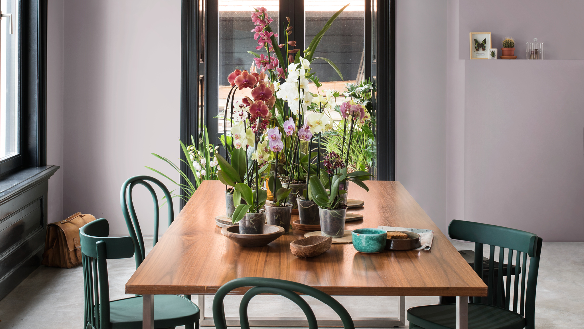 kleuren 2017 - zachte paars en lila Lila kamer met groene stoelen. Slimme verftechnieken kunnen je helpen om oude meubels te ‘upcyclen’ zodat ze bij je lifestyle aansluiten.