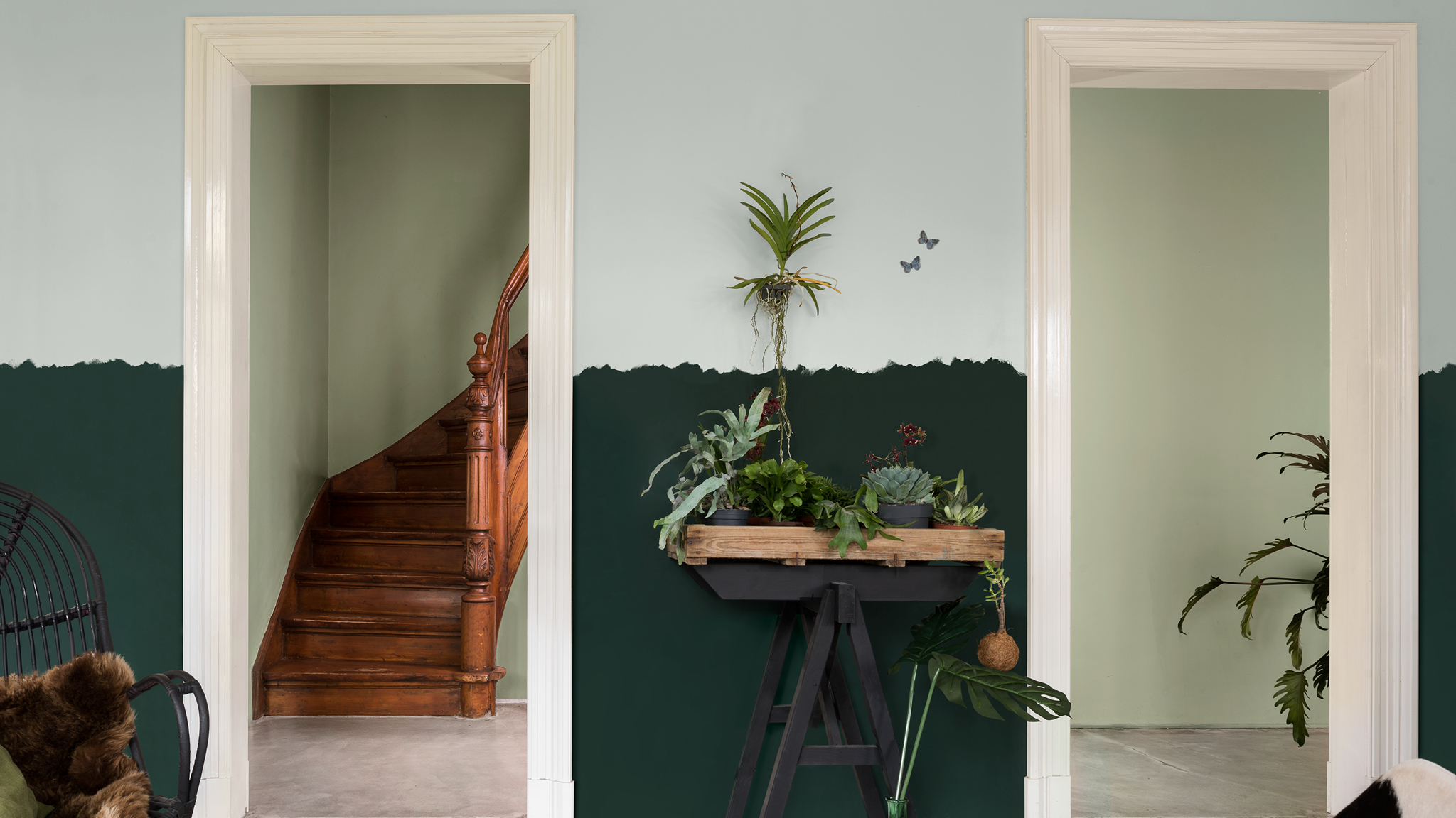 kleurtrends 2017 Groene kamer met trap Muren in twee tonen en geverfde antieke meubelen kunnen je huis een speelse en toch stijlvolle look geven.