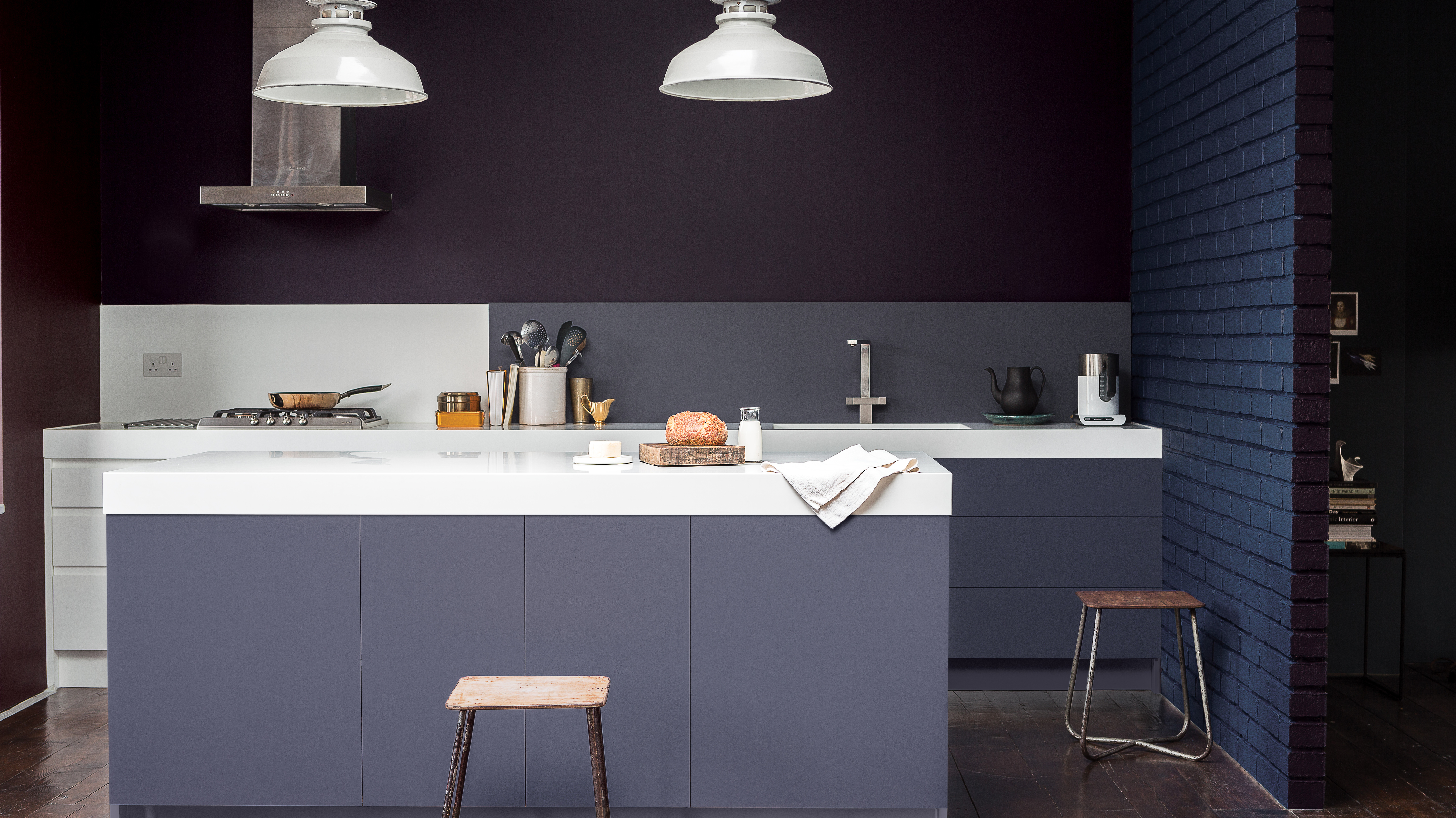 Combineer donkere kleuren met lichtere accenten Waag je eens buiten de gebaande paden en maak gebruik van de wisselwerking tussen licht en donker. Tegen een donkere achtergrond vallen lichte accentkleuren extra op, waardoor een ruimte een moderne, urban feeling krijgt.