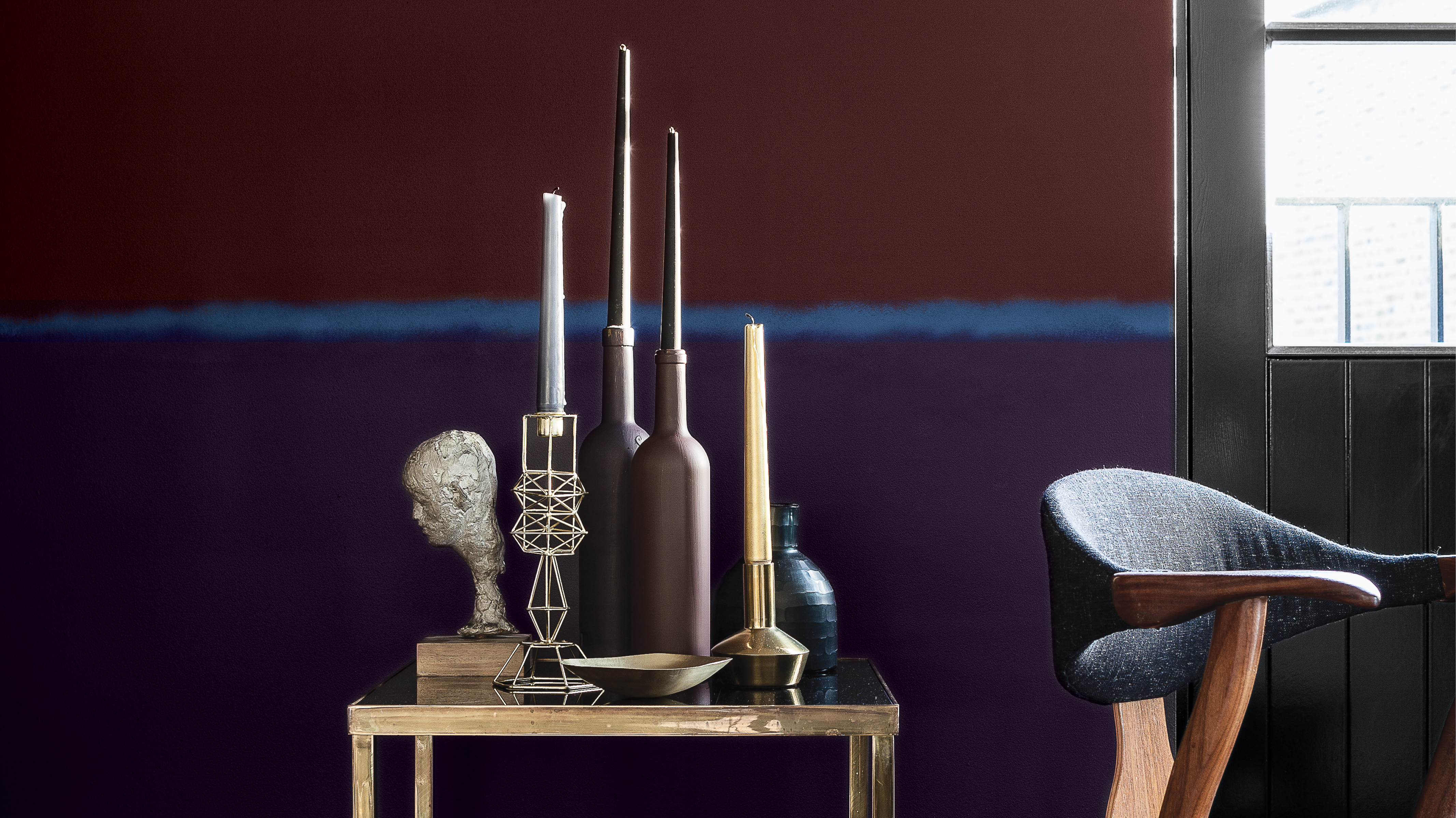 Gebruik donkerdere tinten voor een glamoureus geheel Wil je jezelf onderscheiden van de massa? Door donkere kleuren te gebruiken geef je je woning (en daarmee jezelf) direct een vleugje glamour en mysterie.