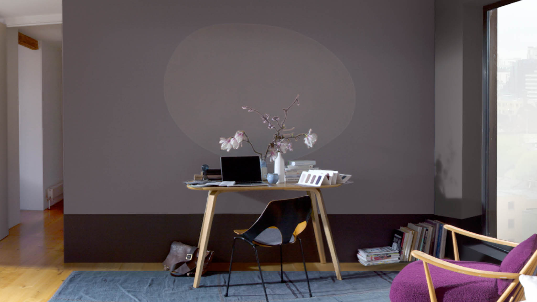 Un ovale de peinture dans des tons neutres profonds Créez un mur d'accent en un instant avec un motif ovale qui attire l'œil