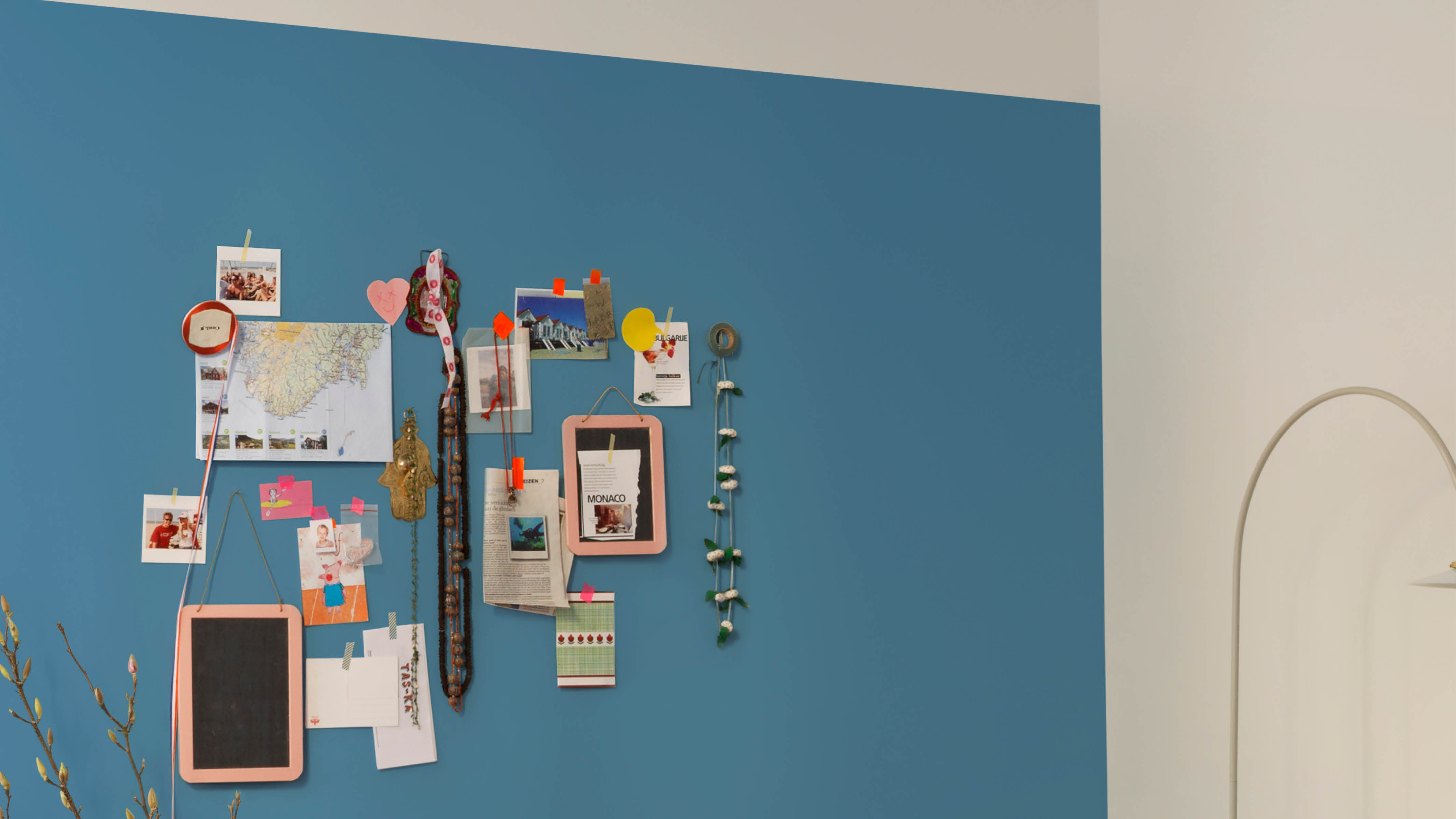 Blauw en wit voor de kinderkamer Dit is een perfecte combinatie die bijna nooit verkeerd kan aflopen. Ze creëert een luchtig marinegevoel en werkt zowel in een stadsappartement als in een strandhuisje.
