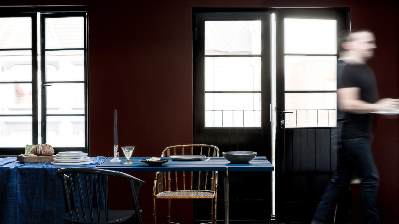 couleurs fonceés salle a manger salle a manger cosy en couleurs fonceées rouge