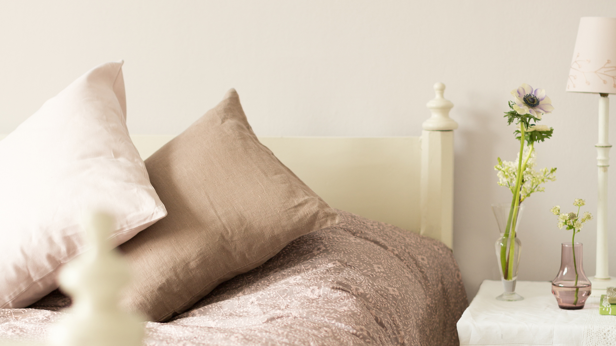 Creeer een luxe uitstraling met warme neutrale tinten Als je warm donkergrijs met een heldere witte tint combineert, dan verkrijg je gegarandeerd een chique look in je nieuwe woning.