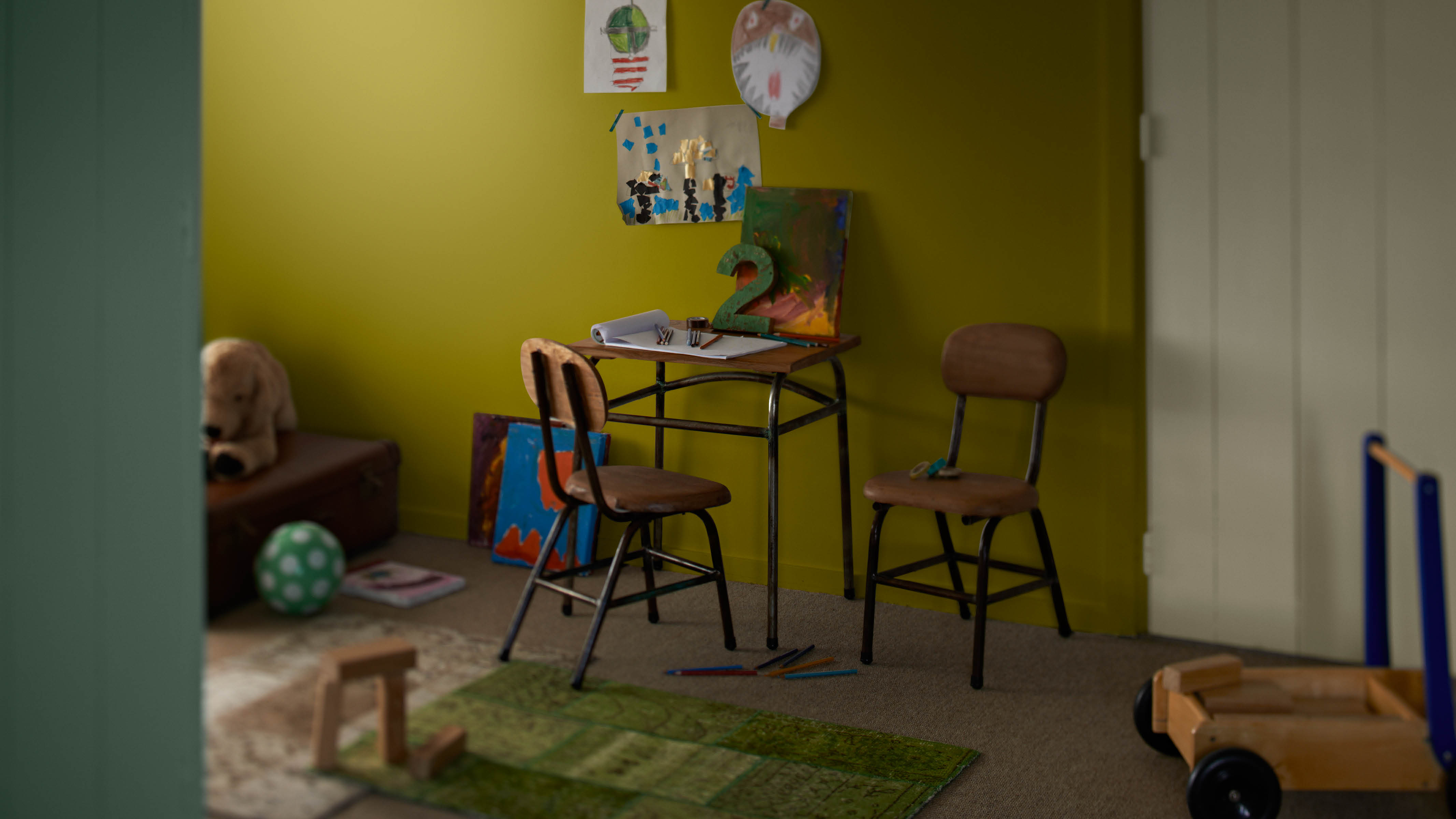Hou het groen Groen is de droomkleur voor de flexibele babykamer. Groen is voldoende kalmerend voor een goede nachtrust, maar toch energiek genoeg om te helpen bij de concentratie.