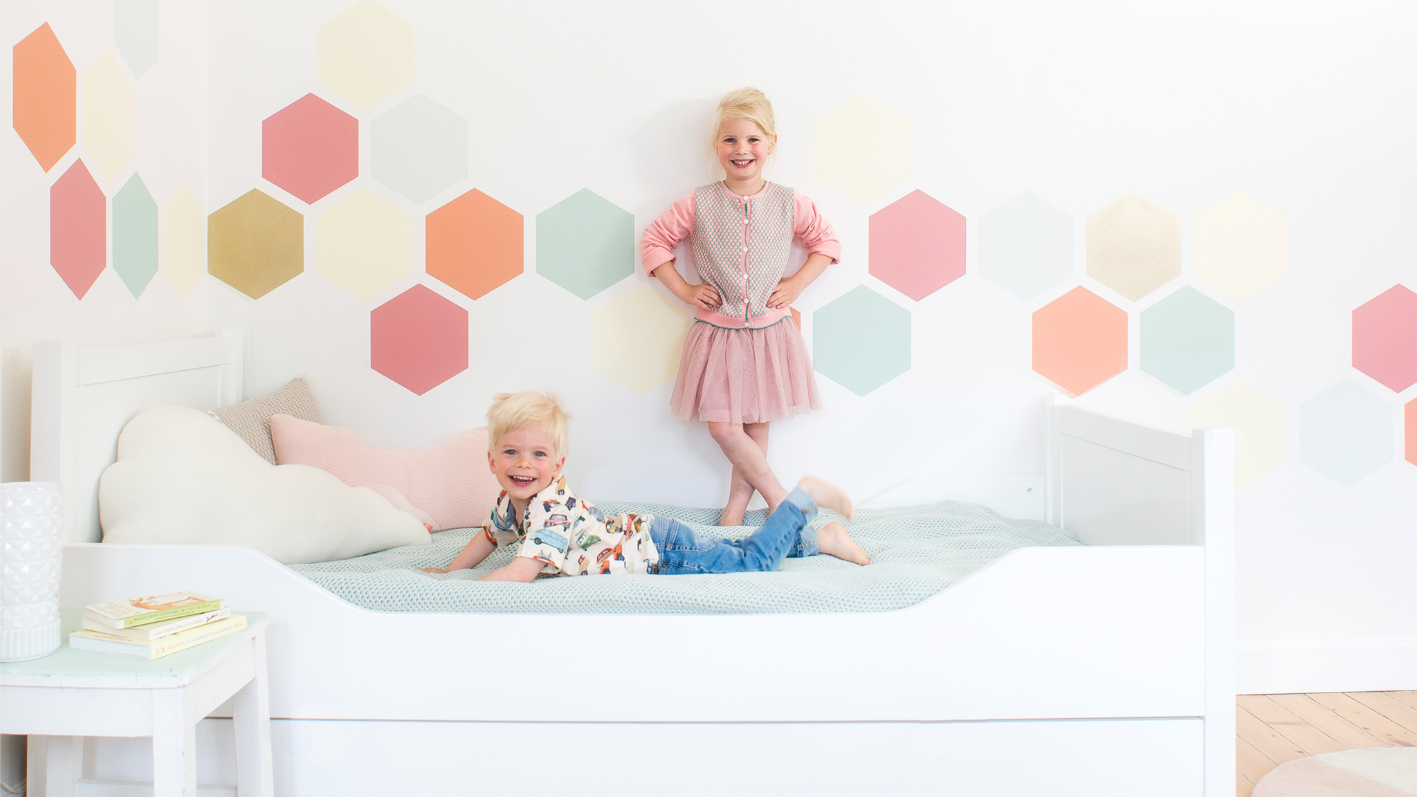 Kinderkamer met honingraatmotief in pastelkleuren Kinderkamer met honingraatmotief in pastelkleuren