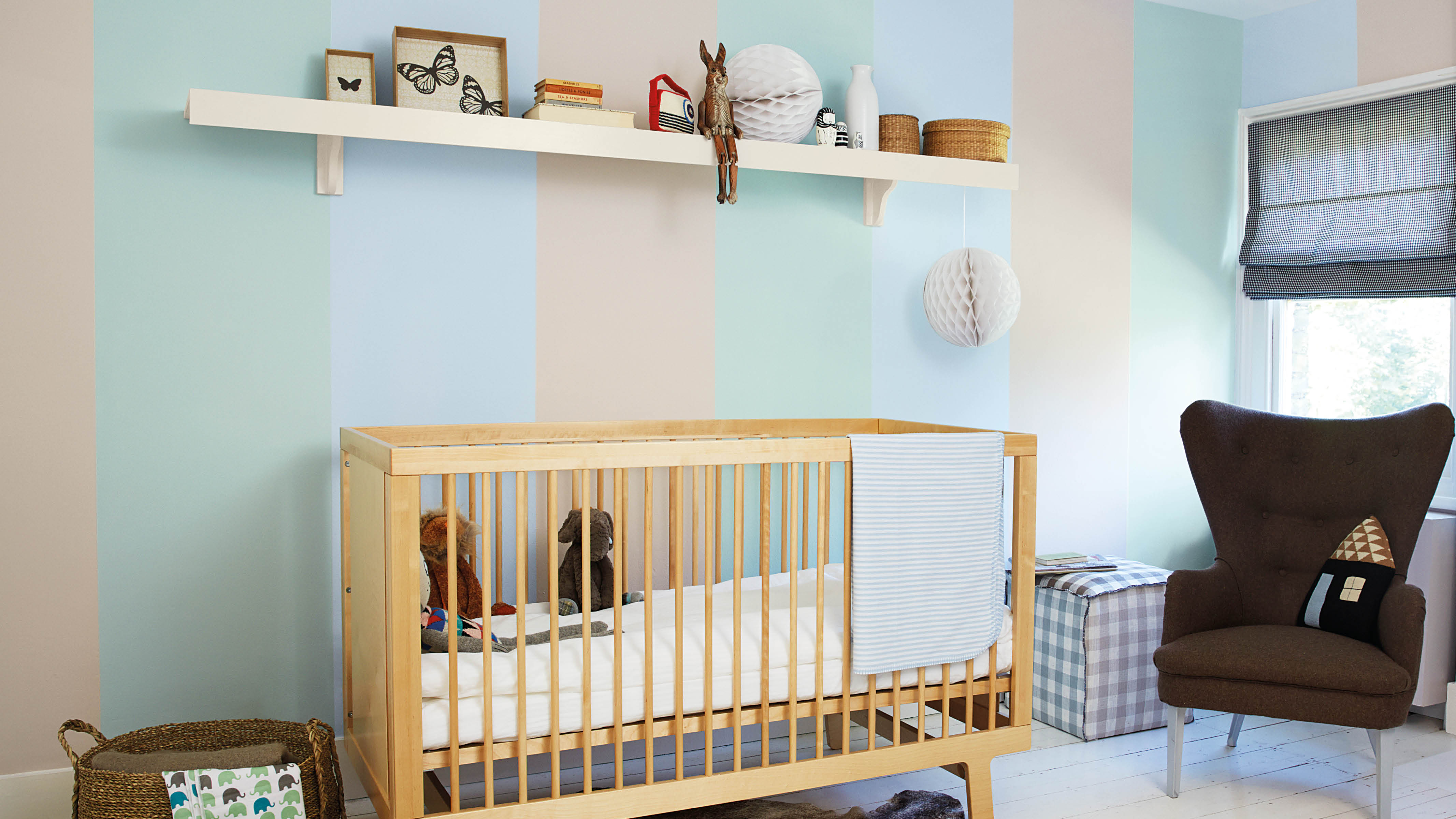 Kinderkamer met marinestrepen Vergeet de klassieke combinatie van blauw, wit en geel. Deze kleurencombinatie mengt verschillende tinten van blauw om een zacht blauwe-lagune gevoel te creëren.