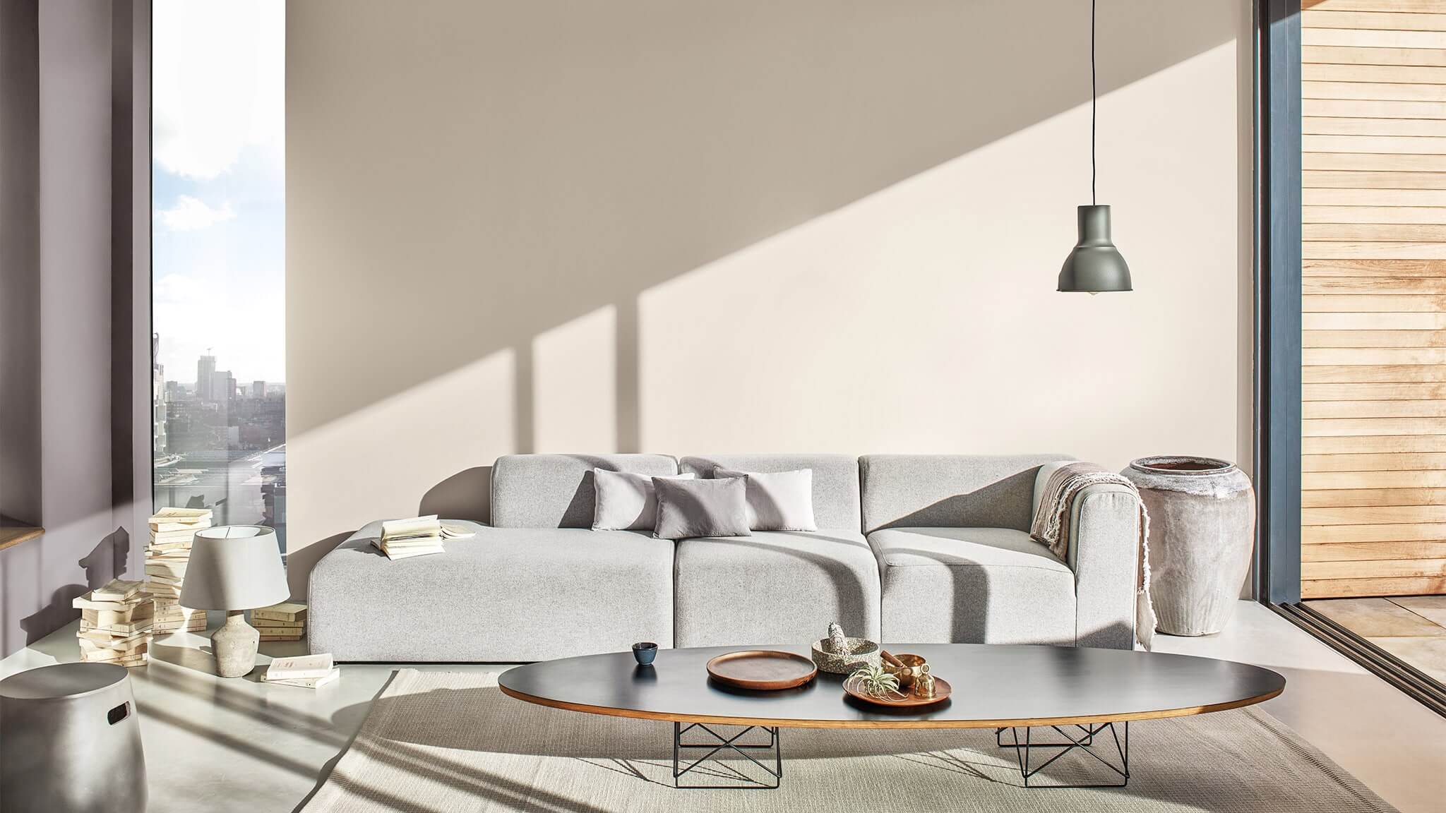 Minimalistische woonkamer in taupe Minimalistische woonkamer in taupe