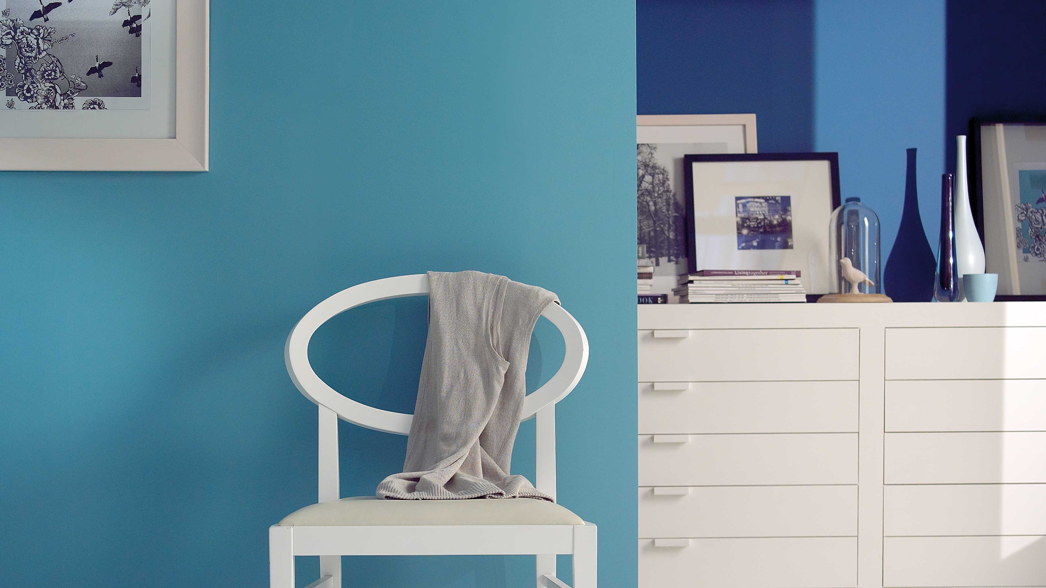 Maak het geheel iets frisser met donkerblauwe tinten Kies marineblauw als elegante vervanging voor zwart. Het voegt diepte toe aan je interieur zonder dat het overweldigend wordt.