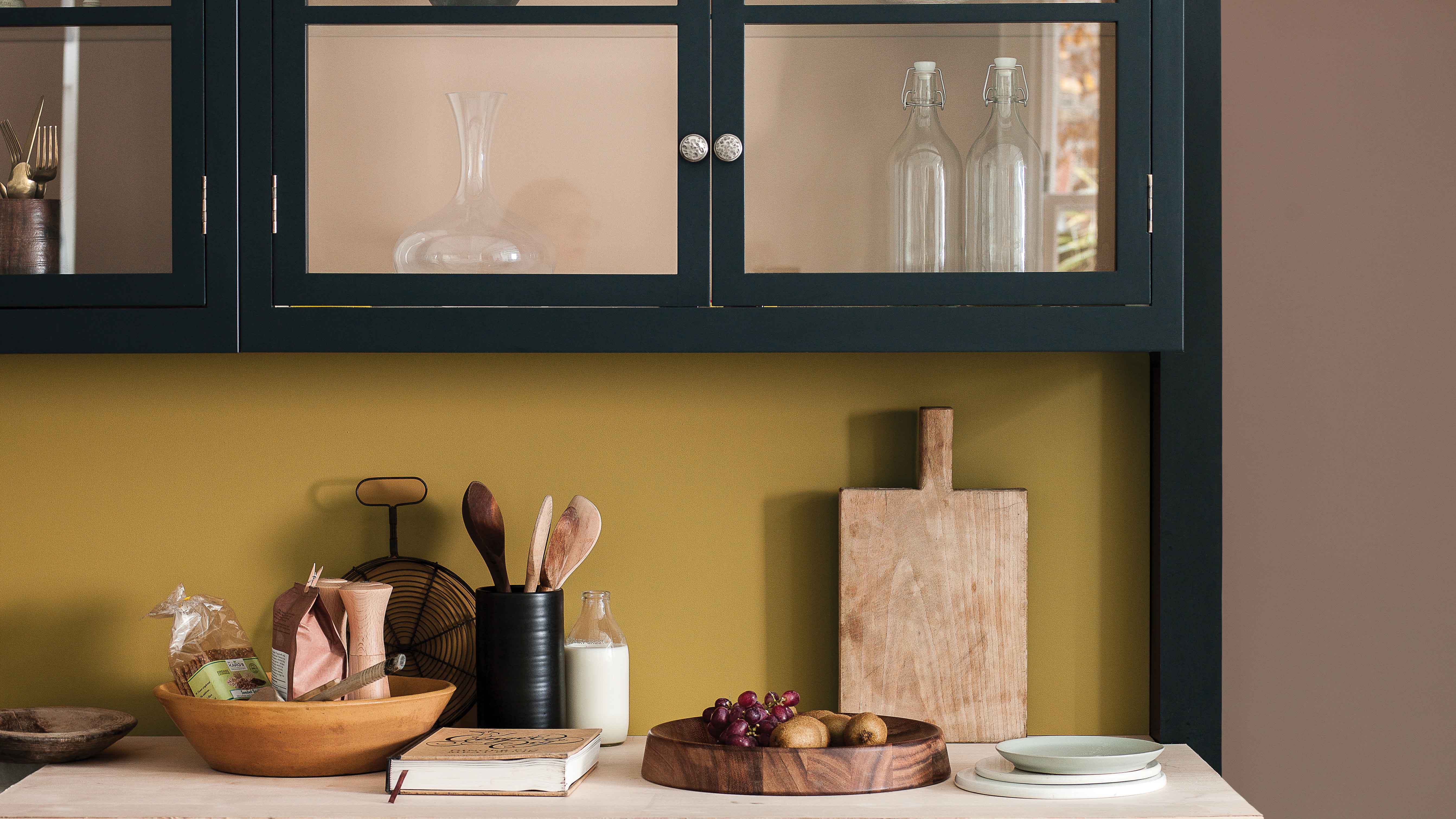 Metalen handvaten leuken geverfde kasten op Een van de snelste en handigste manieren om je nieuwe keuken een designerlook te geven tegen lage kosten is het omwisselen van oude handvaten van kasten en lades.