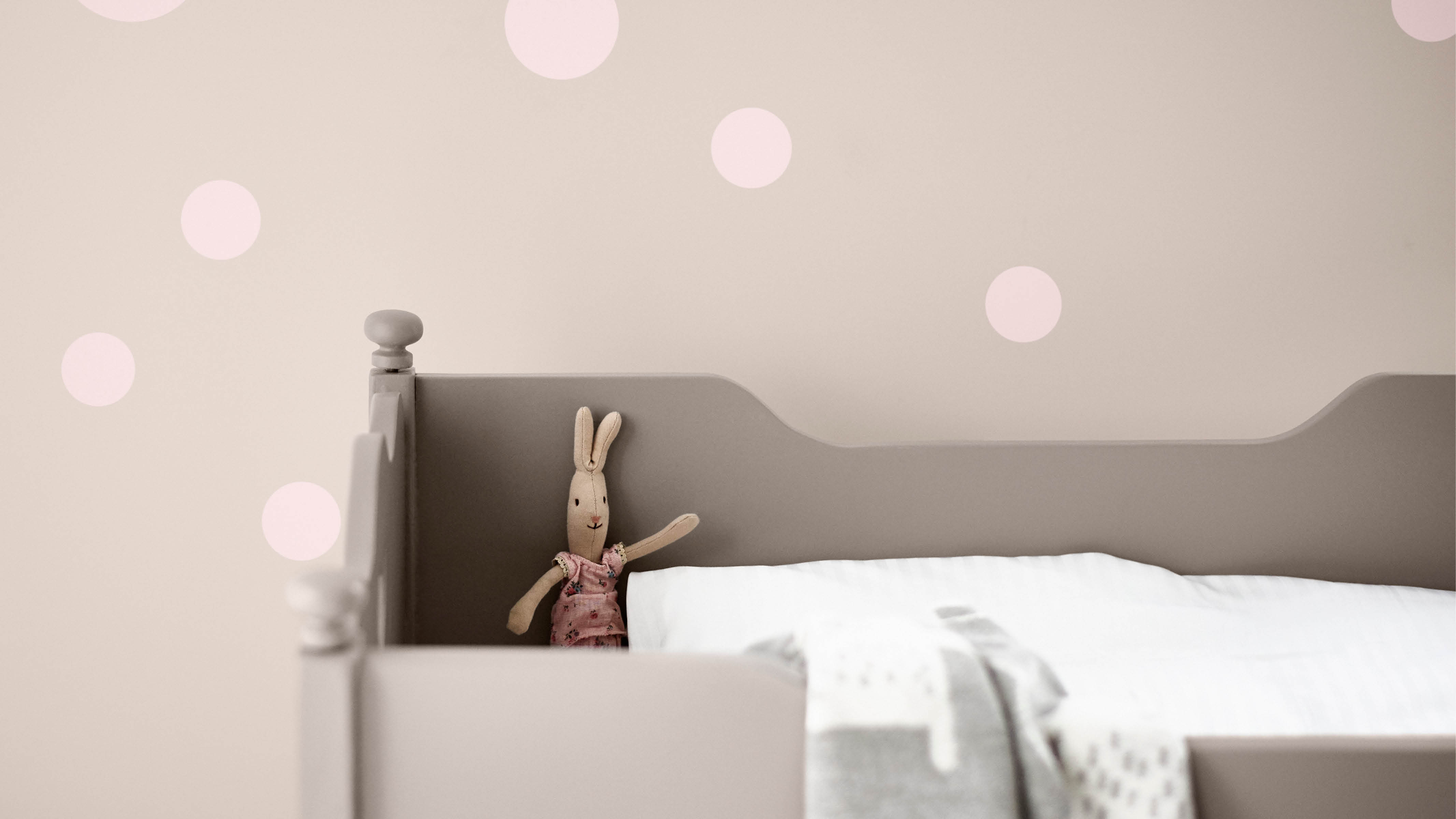 Mooie pastel kinderkamer Gedempte tinten helpen bij de samenstelling van een dromerige combinatie die zowel mooi als modern is.