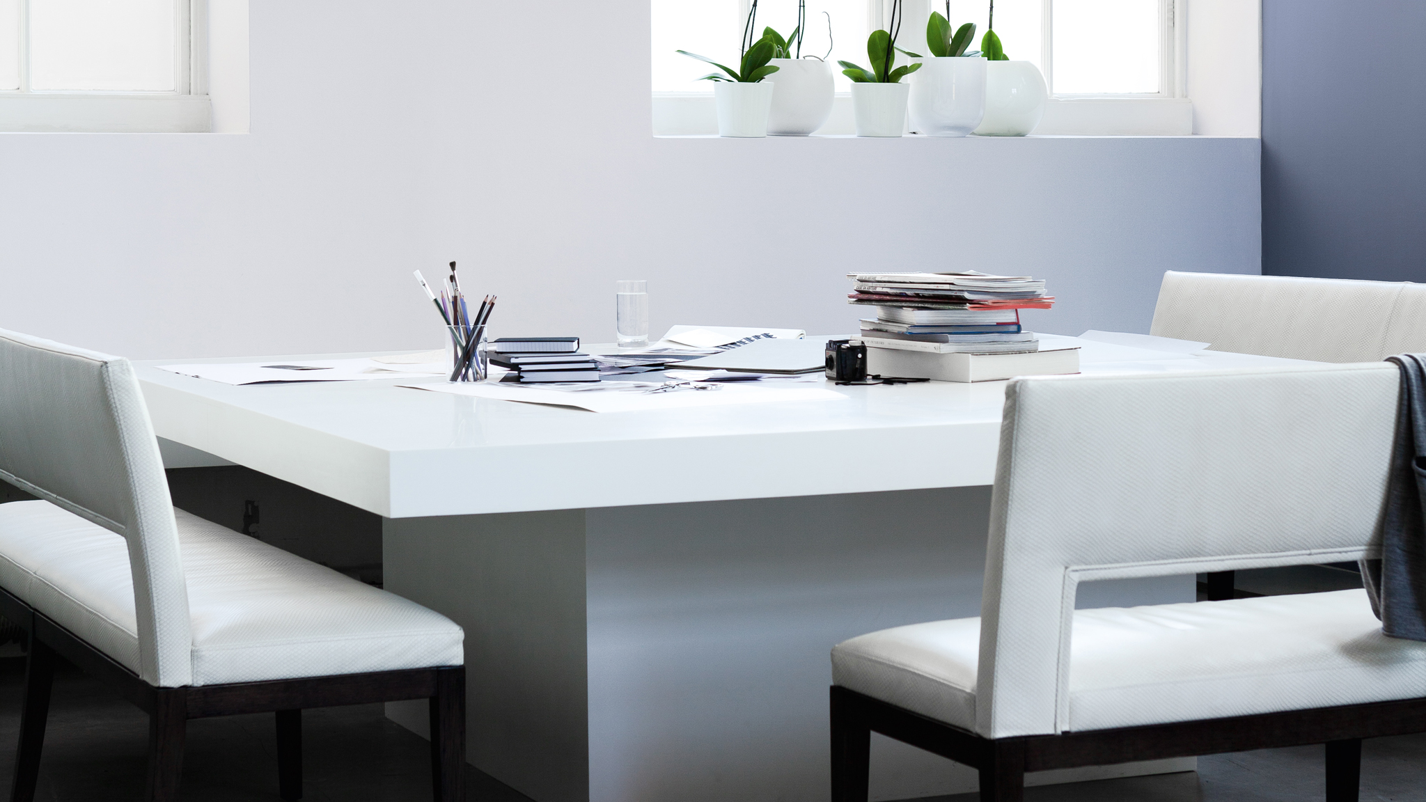 Optez pour un look monochrome plus doux Atténuer le blanc et le noir, ne serait-ce que légèrement, les rend plus acceptables sans pour autant perdre de leur effet graphique.