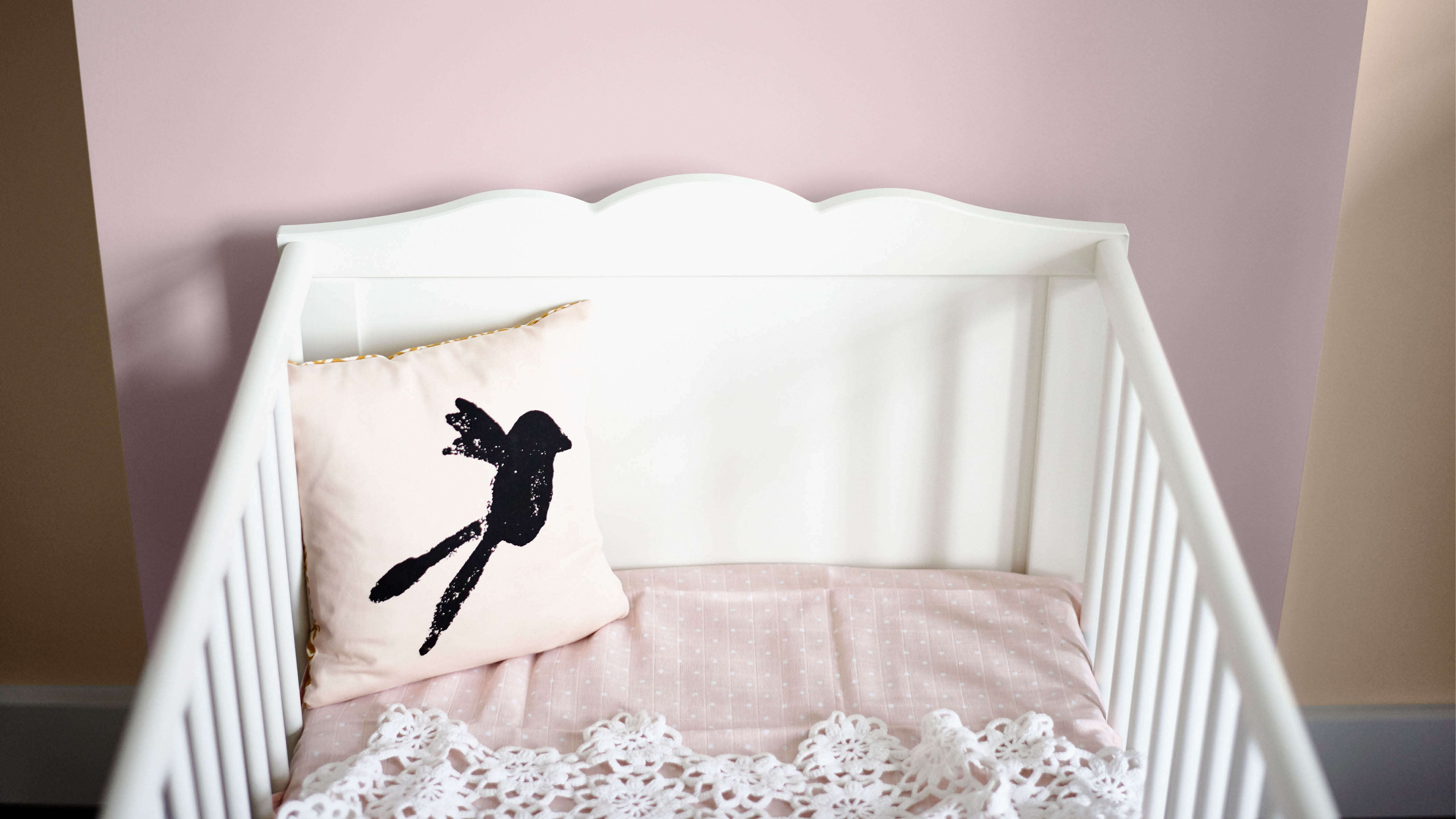 Roze en bruine kinderkamer Geef pastelkleuren een modern tintje door een combinatie met een zacht bruin. Denk aan snoepkleuren bij het kiezen van de pasteltinten: zacht roze, citroen en blauwe bosbes.