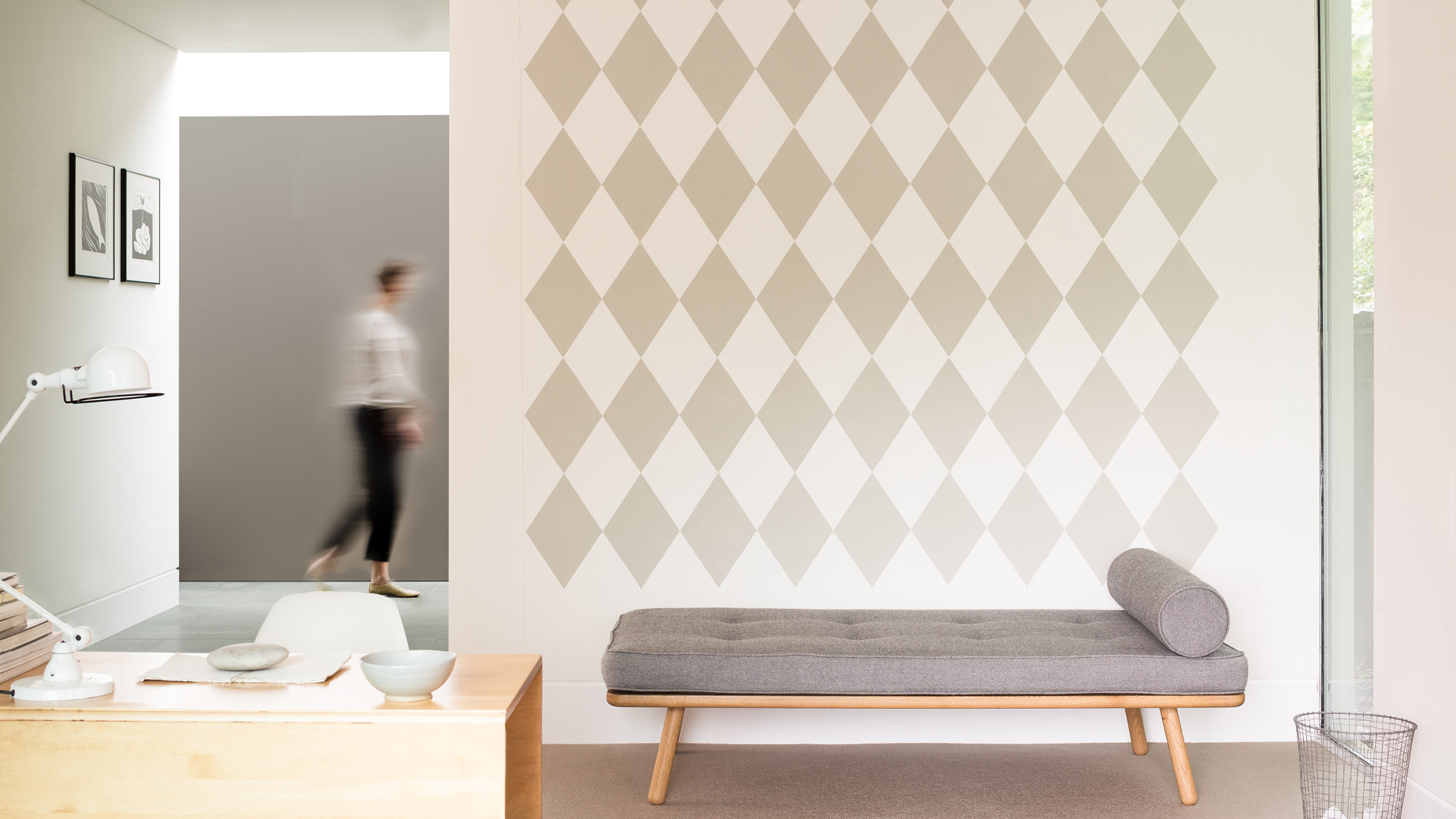 Schilder een patroon op je muur Als je zin hebt in iets geks, dan zijn grafische diamanten of kleurrijke zones geschikt om een designerstouch toe te voegen aan je interieur.