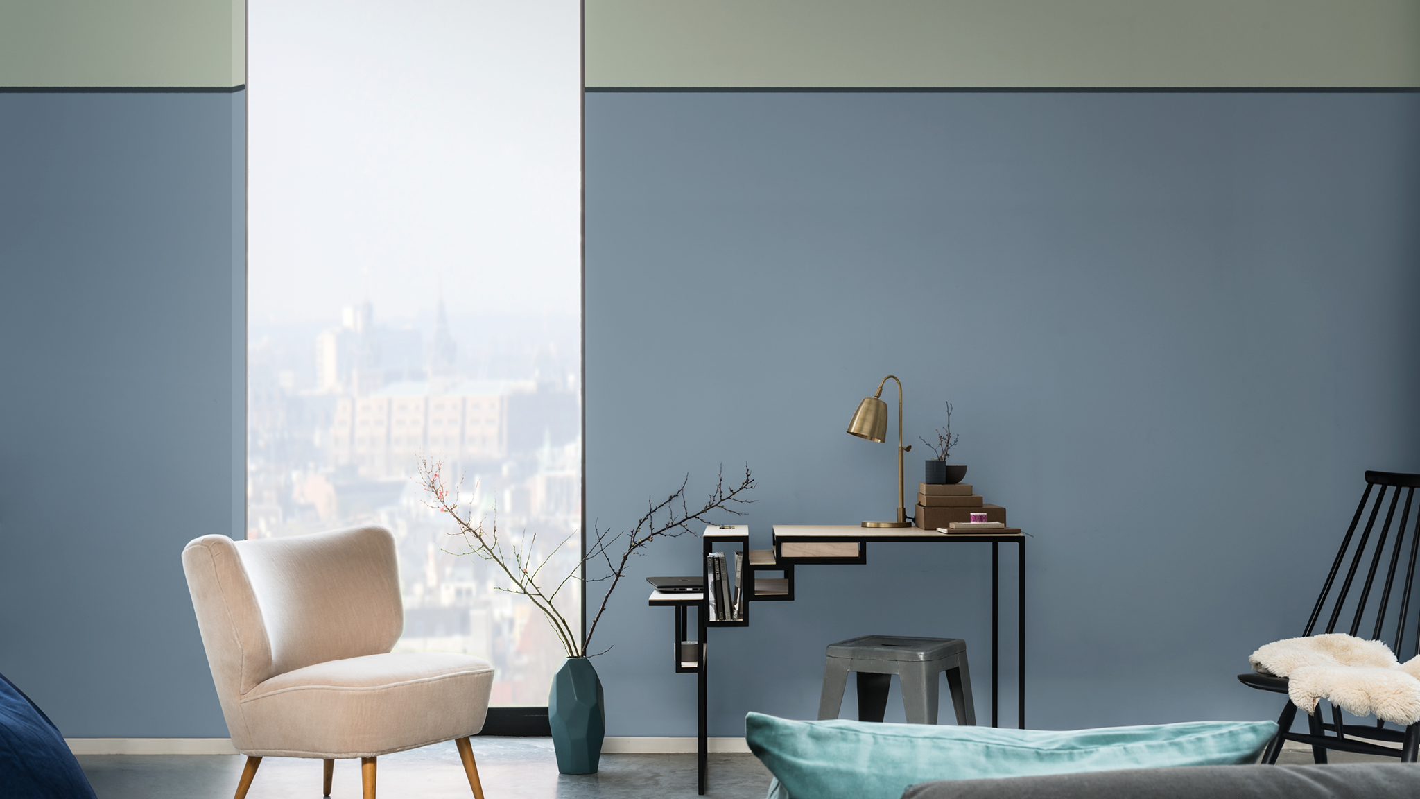 Un intérieur bicolore Créez un environnement de travail apaisant avec un mur bicolore en nuances de bleu.
