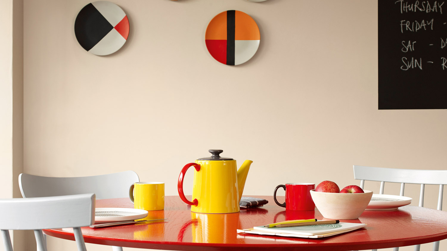 Voeg kleur toe met leuke accessoires Felgekleurde broodroosters, potten of aardewerk geven je keuken iets extra's