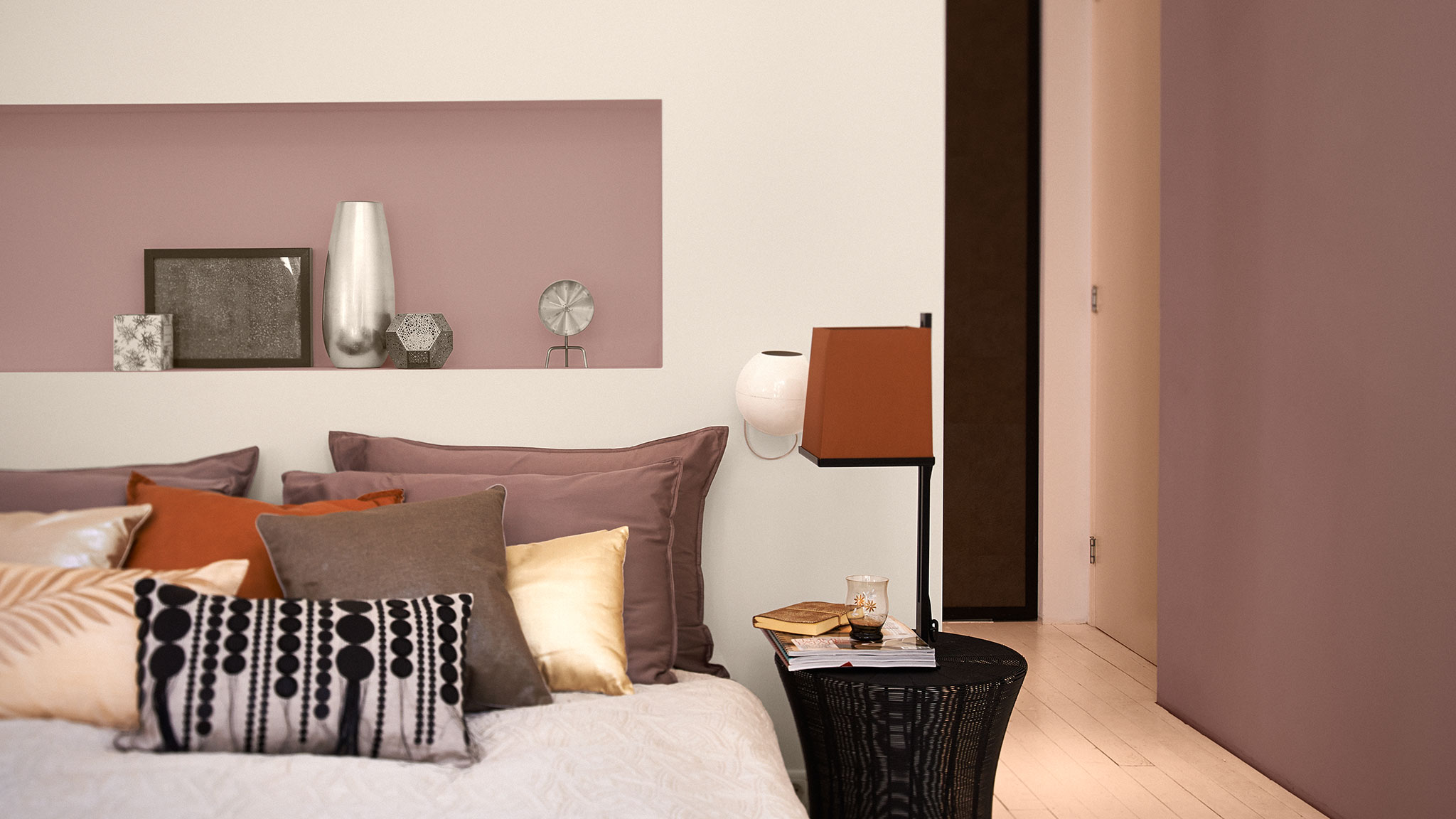 Wat is een neutrale kleurencombinatie? Wat zijn neutrale kleuren? Er is meer dan alleen beige- en bruintinten. Verf in verschillende tinten van donkere neutrale kleuren en creëer variatie met bijpassende tinten.