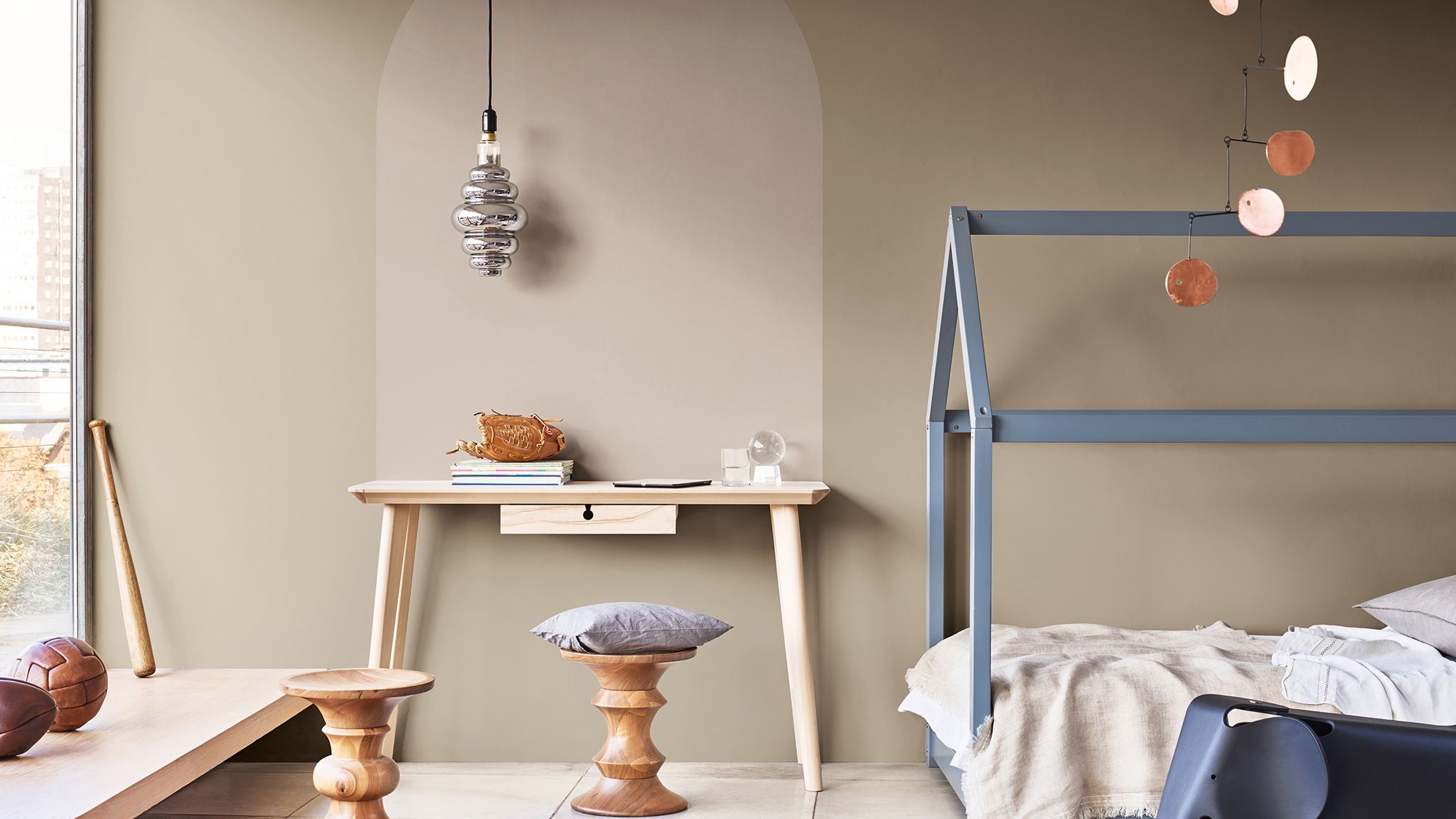 Geverfde boog boven bureau met kinderbed Dulux_CF21_how-to_arch_child’s bedroom_Global_1