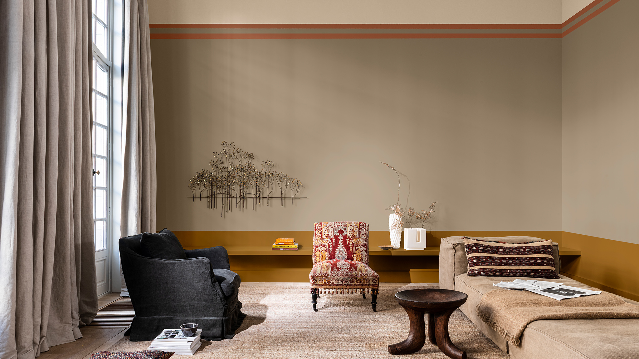 Woonkamer in Brave Ground met een lage gouden horizonlijn en een hoge crème opgesplitste muur Dulux_CF21_Colour_of_the_year_Timeless_colors_global_1