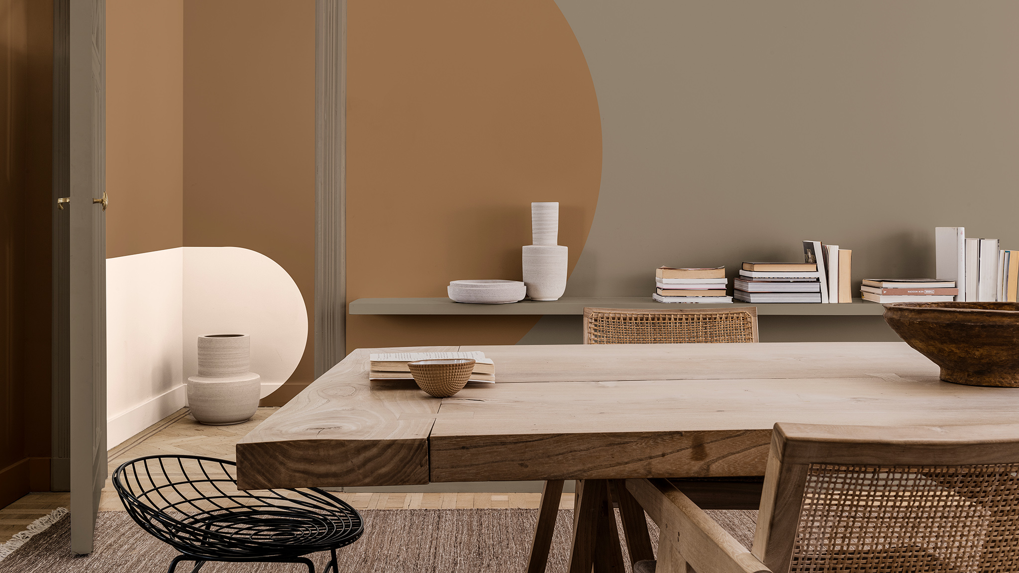 Houten eettafel tegen muur in de kleur van het jaar Dulux_CF21_Colour_of_the_year_Timeless_colors_global_1