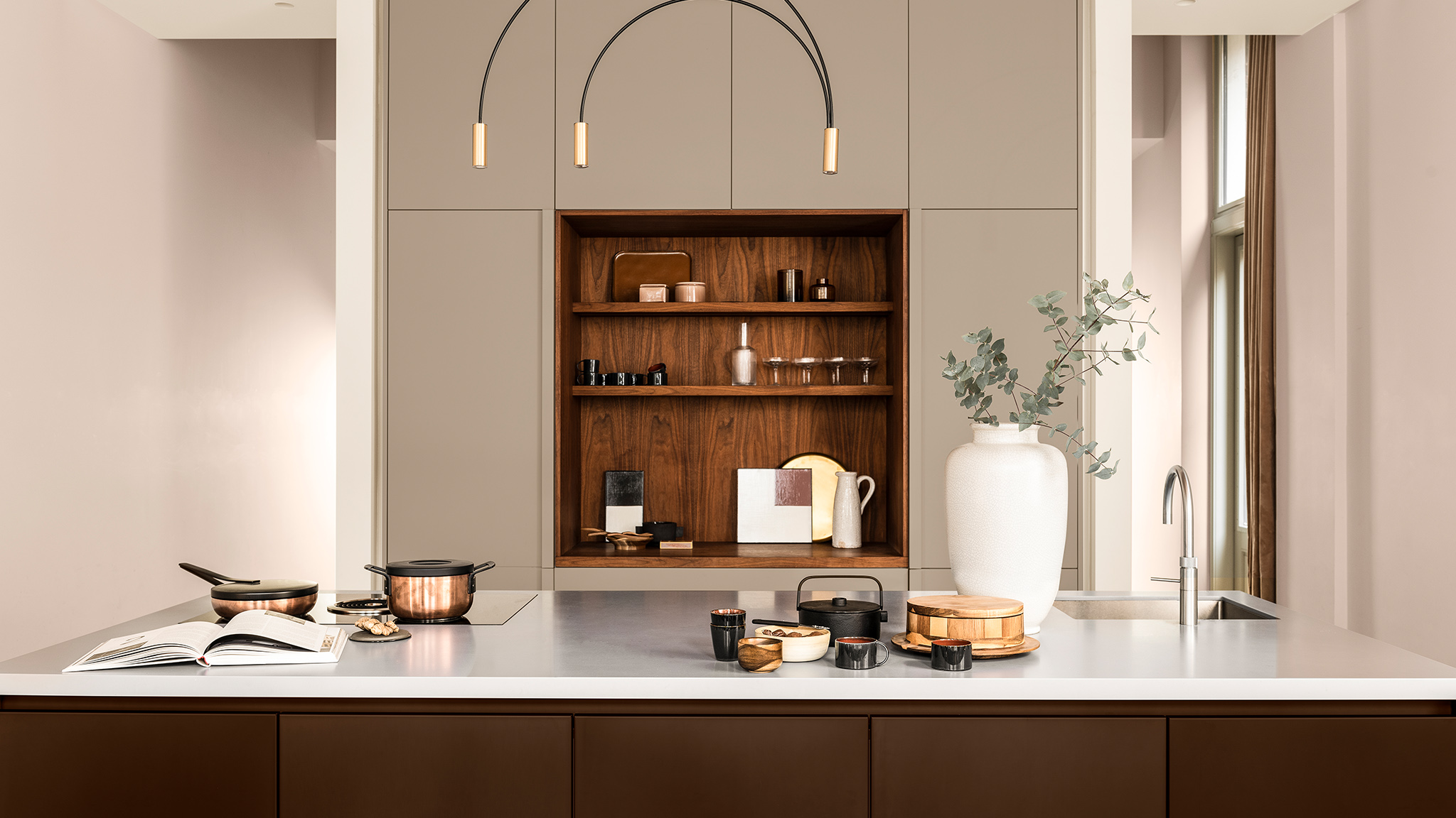Een keuken met neutraal beige geschilderde keukenkastjes Een keuken met neutraal beige geschilderde keukenkastjes