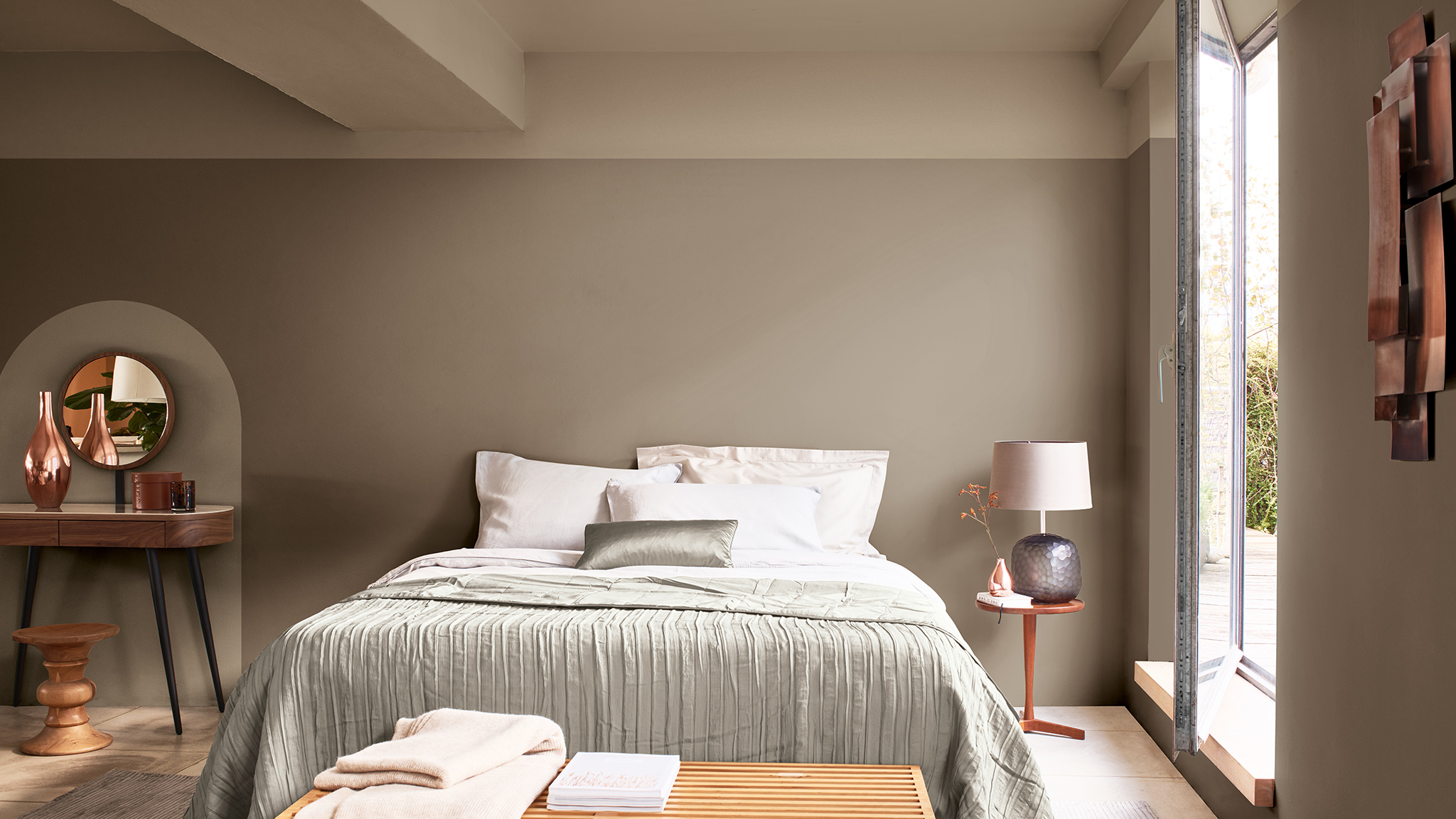 Slaapkamer met een bovenaan opgedeelde muur en een boog achter een kaptafel Slaapkamer met een bovenaan opgedeelde muur en een boog achter een kaptafel