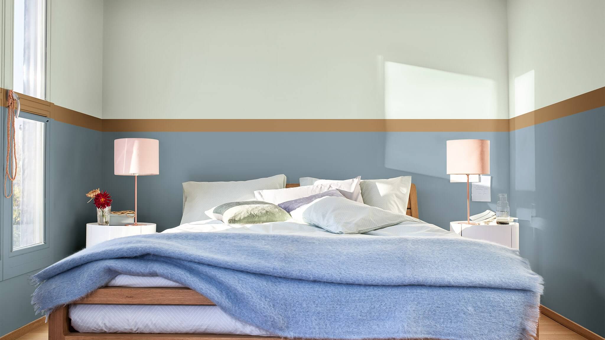 Une chambre propice à la relaxation avec un mur bicolore bleu et vert, et une bordure ocre levis-couleurs-futures-couleur-de-l-annee-2020-une-maison-pour-prendre-soin-de-soi-chambre-inspiration-belgique-31