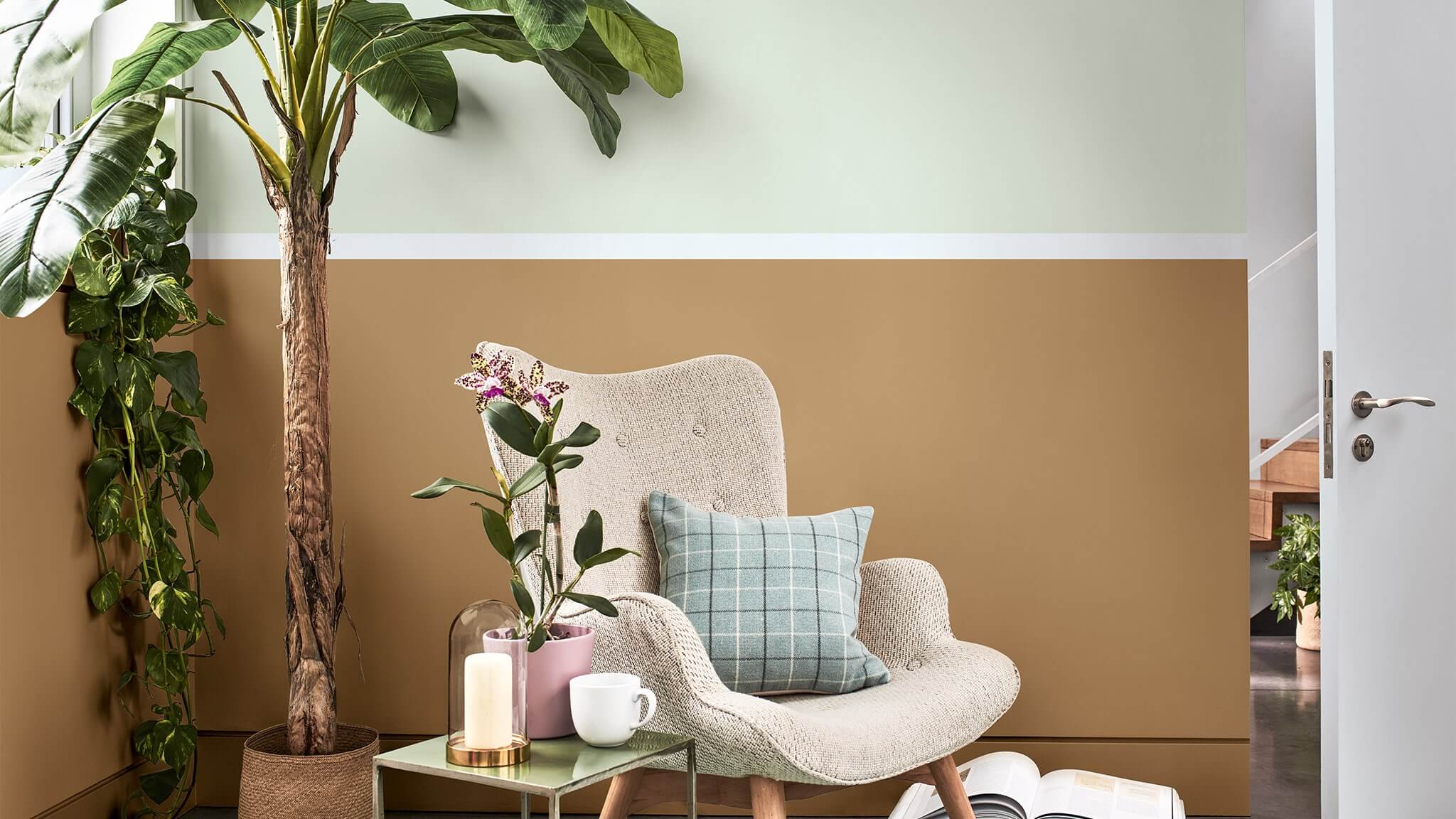 Un salon apaisant avec un mur bicolore ocre et vert pâle levis-couleurs-futures-couleur-de-l-annee-2020-une-maison-pour-prendre-soin-de-soi-salon-inspiration-belgique-36