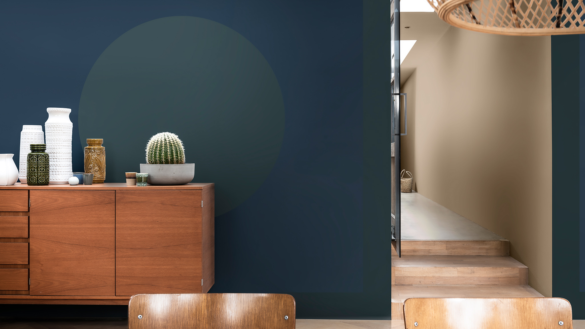Houten kast tegen een blauwe muur met een groene cirkel Houten kast tegen een blauwe muur met een groene cirkel