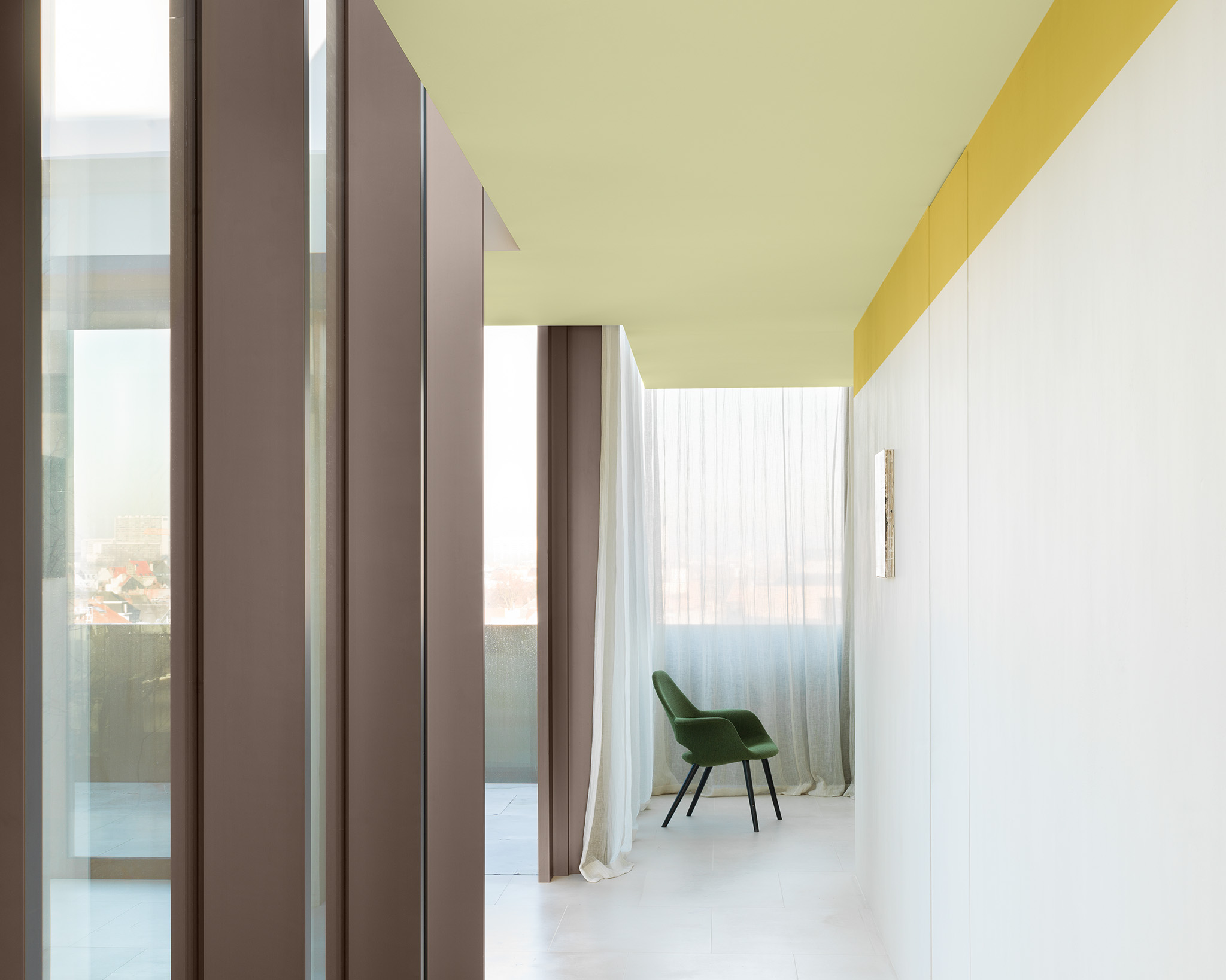 Geel plafond in de hal levis_hal_ideeen_be_5