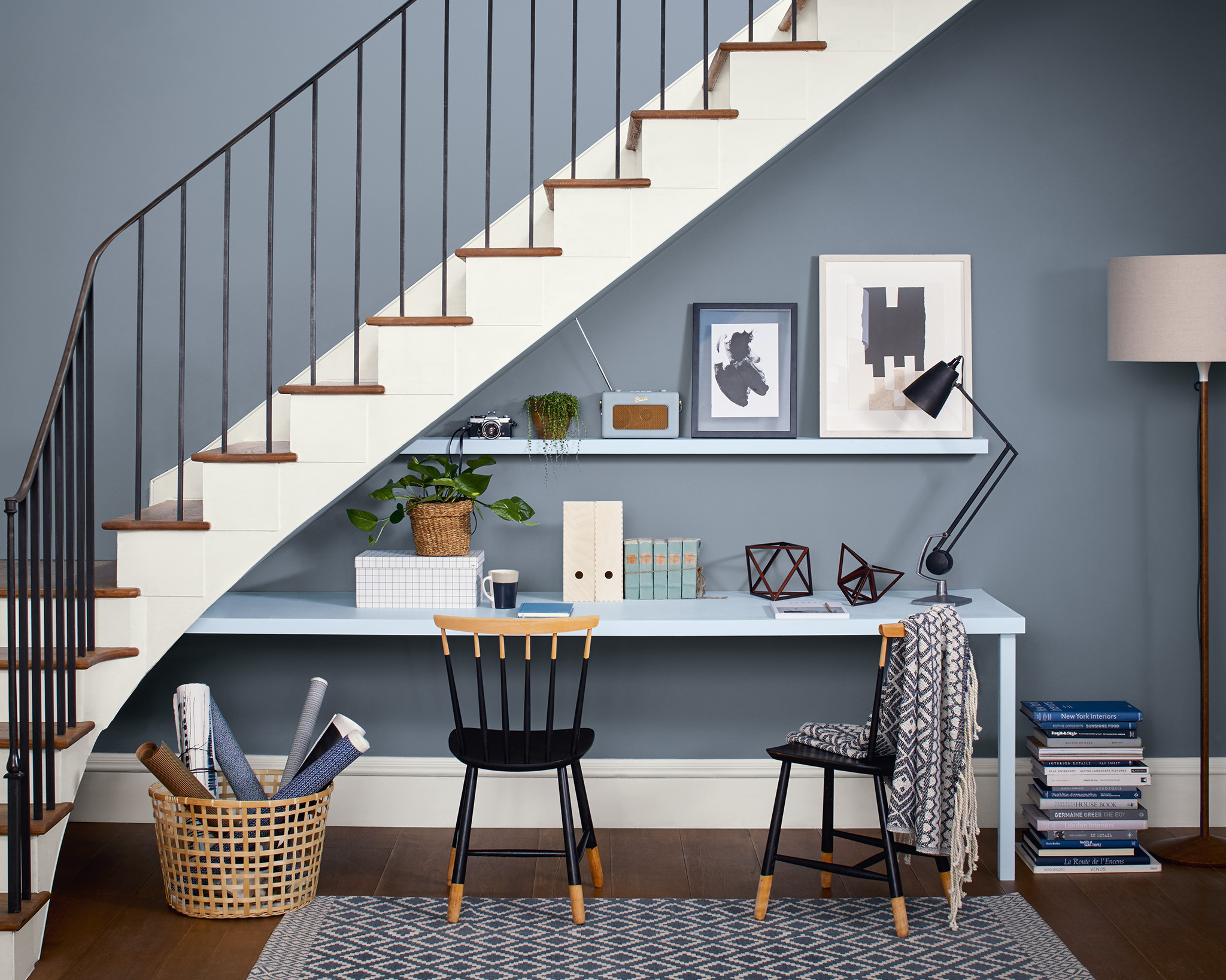 Un bureau sous l’escalier levis_idees_entrees_fr_2
